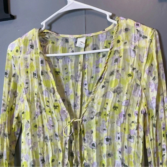 H&M yellow floral sheer blouse with tie front XS Pleated A-Line Deep V-Neckline - Picture 4 of 9
